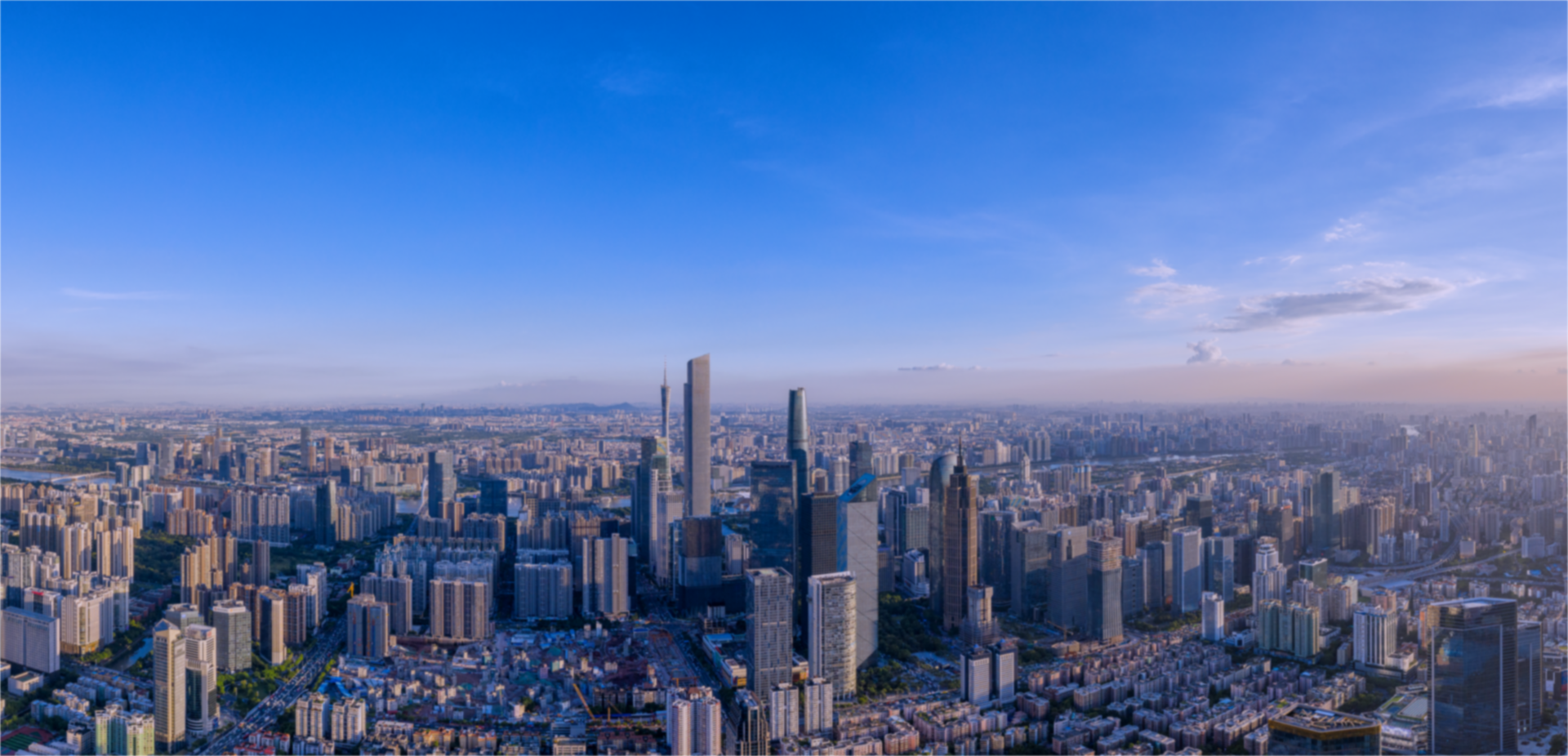 关键词：智慧楼宇，城市全景，深圳市武智科技;描述：深圳市武智科技涉及的智慧楼宇所在城市全景，蓝天背景下的现代化城市建筑群