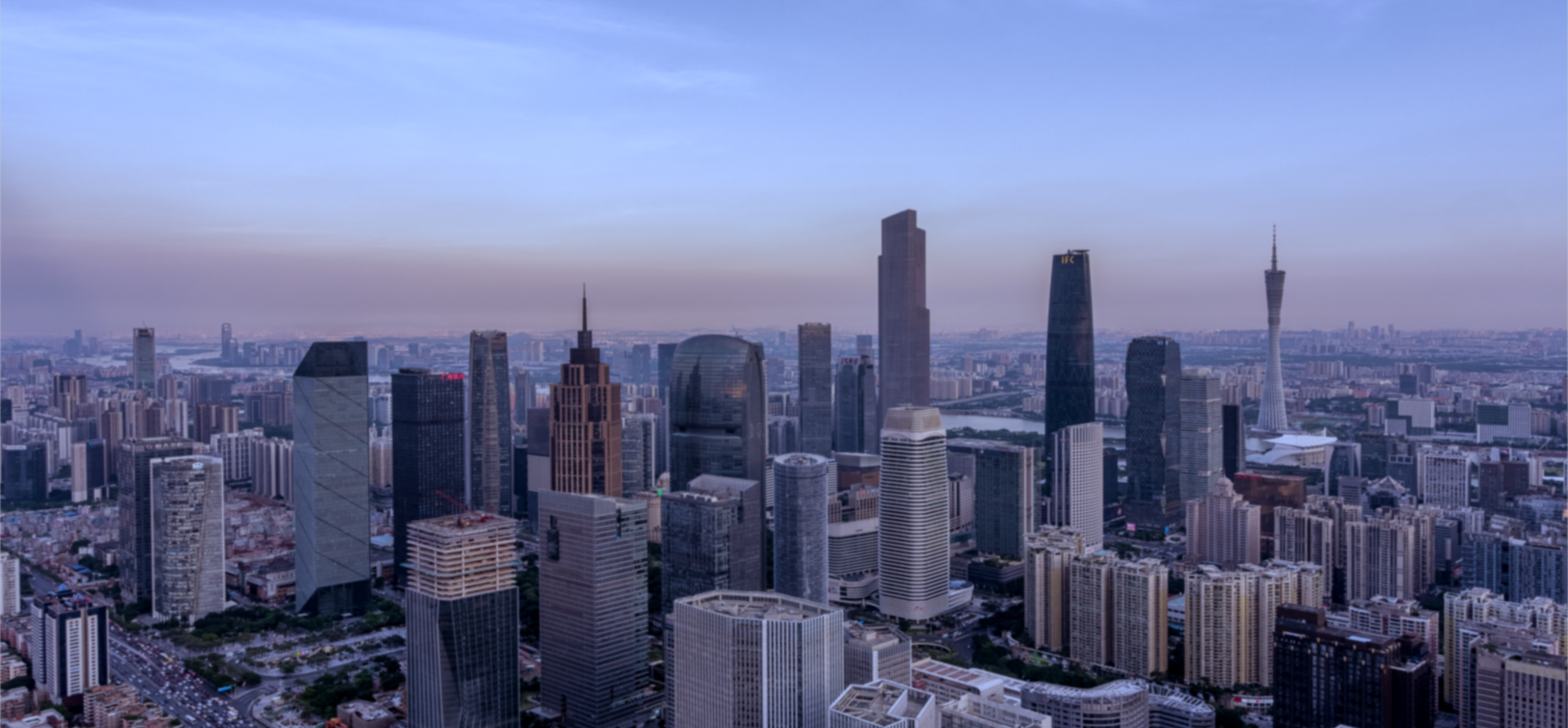 关键词：智慧楼宇，城市黄昏全景，深圳市武智科技;描述：深圳市武智科技赋能的智慧楼宇场景，黄昏时分的城市建筑群全景风貌