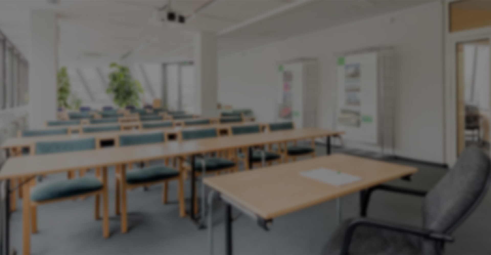 关键词：智慧班牌，教室场景，校园数字化，深圳市武智科技;描述：深圳市武智科技赋能的校园数字化场景，教室中可关联智慧班牌的空间展示