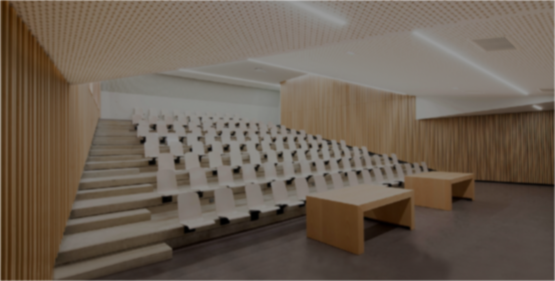 关键词：智慧班牌，阶梯教室布局，校园数字化建设，深圳市武智科技;描述：深圳市武智科技参与的校园数字化建设场景，阶梯教室布局与智慧班牌的协同展示