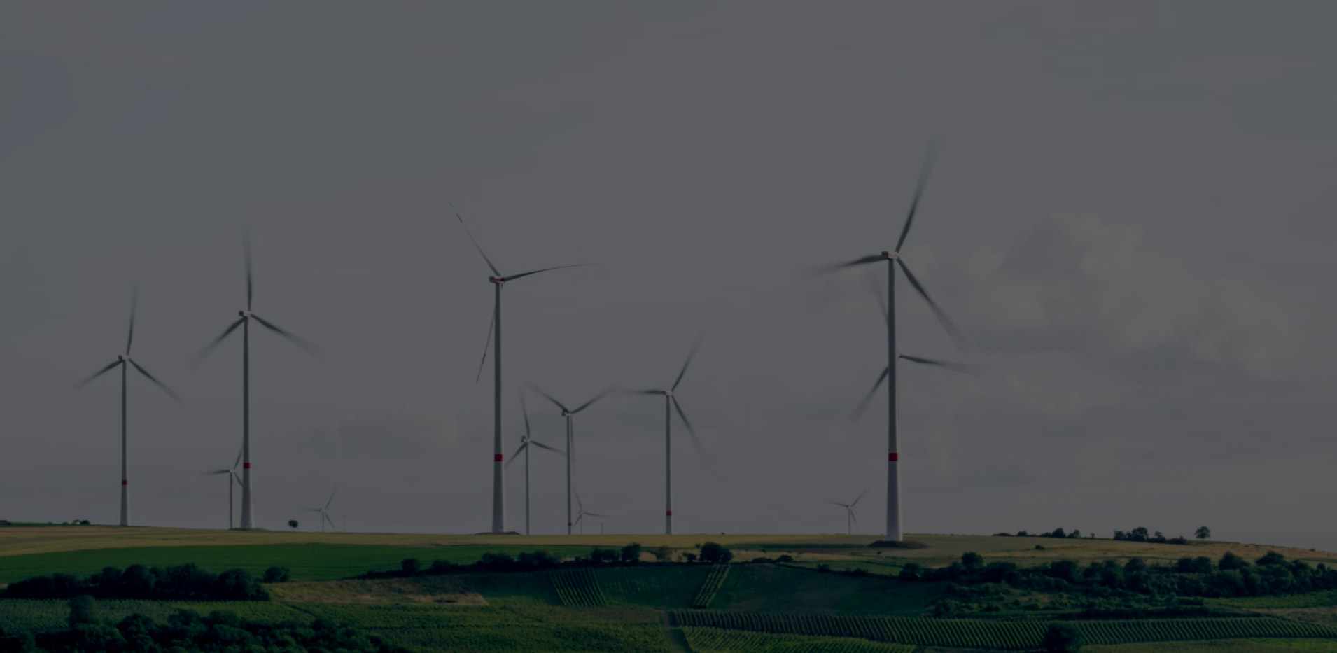 关键词：低碳园区，清洁能源，风力发电，深圳市武智科技;描述：深圳市武智科技关联的低碳园区清洁能源场景，风力发电场的风机群为园区提供绿色电力