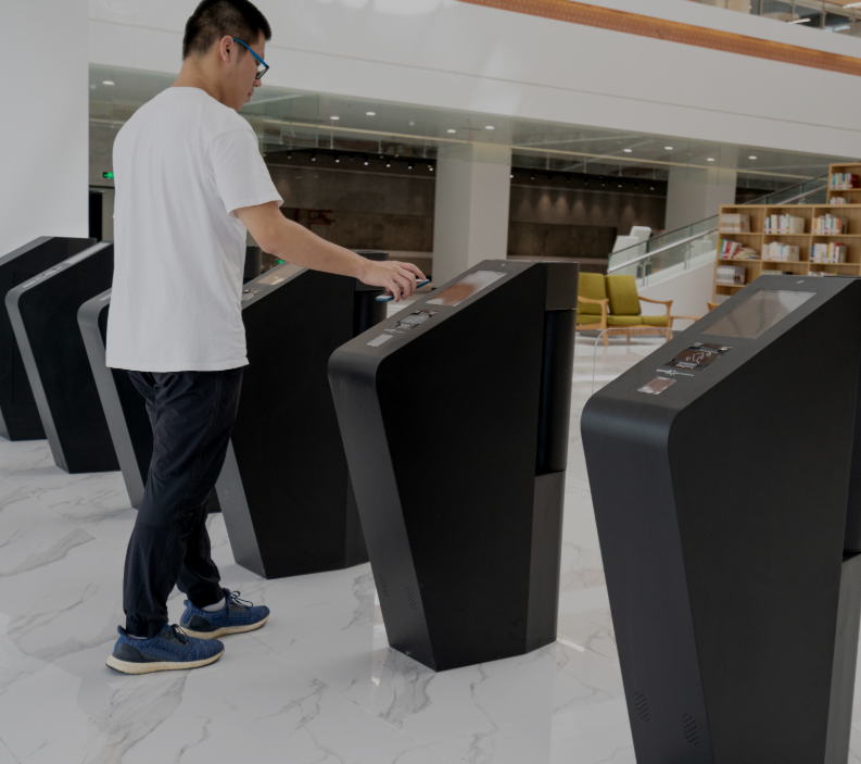 关键词：智慧通行，用户操作，闸机交互，深圳市武智科技;描述：深圳市武智科技智慧通行场景下，用户与闸机的交互操作画面，体现便捷性