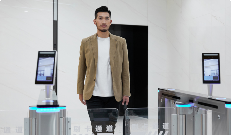 关键词：智慧通行, 人脸识别闸机, 快速通行, 智能闸机, 无感人脸识别;描述：展示智慧通行场景中，人员通过人脸识别闸机实现快速、无感人行通道通行的画面，体现智能闸机的便捷与高效。
