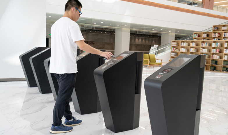 关键词：智慧通行, 访客管理, 扫码过闸机, 智能访客系统, 通行管理;描述：呈现智慧通行下访客通过扫码方式操作闸机的场景，展现智能访客系统在通行管理中的便捷应用。