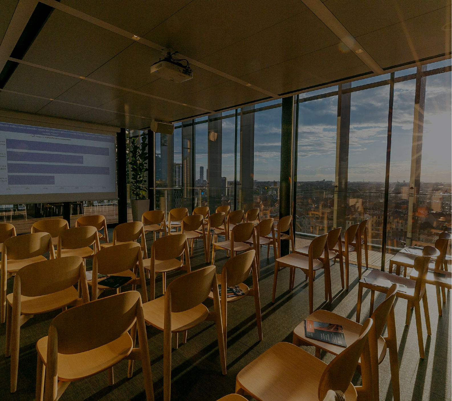 关键词：智慧办公，观景会议室，智能投影，深圳市武智科技;描述：深圳市武智科技智慧办公场景下的观景会议室，配备智能投影等设备，助力高效会议