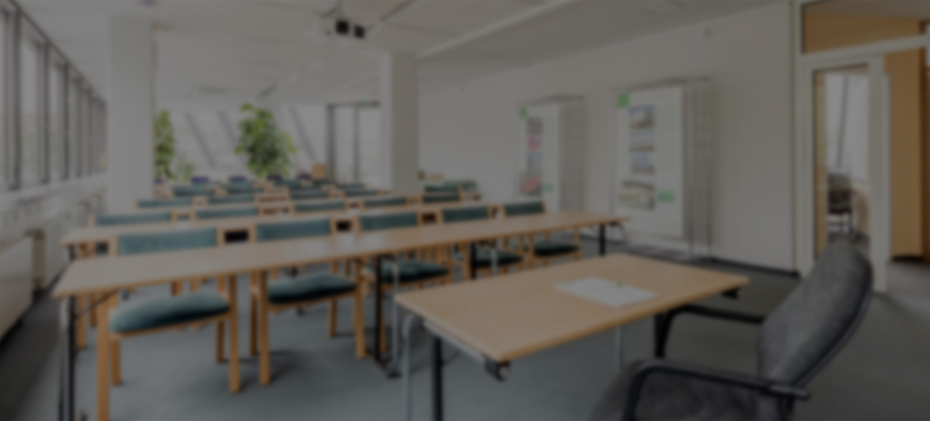 关键词：智慧教室，简约教室，深圳市武智科技，智能教学环境;描述：深圳市武智科技智慧教室解决方案中的简约教室场景，呈现整洁、智能的教学环境。