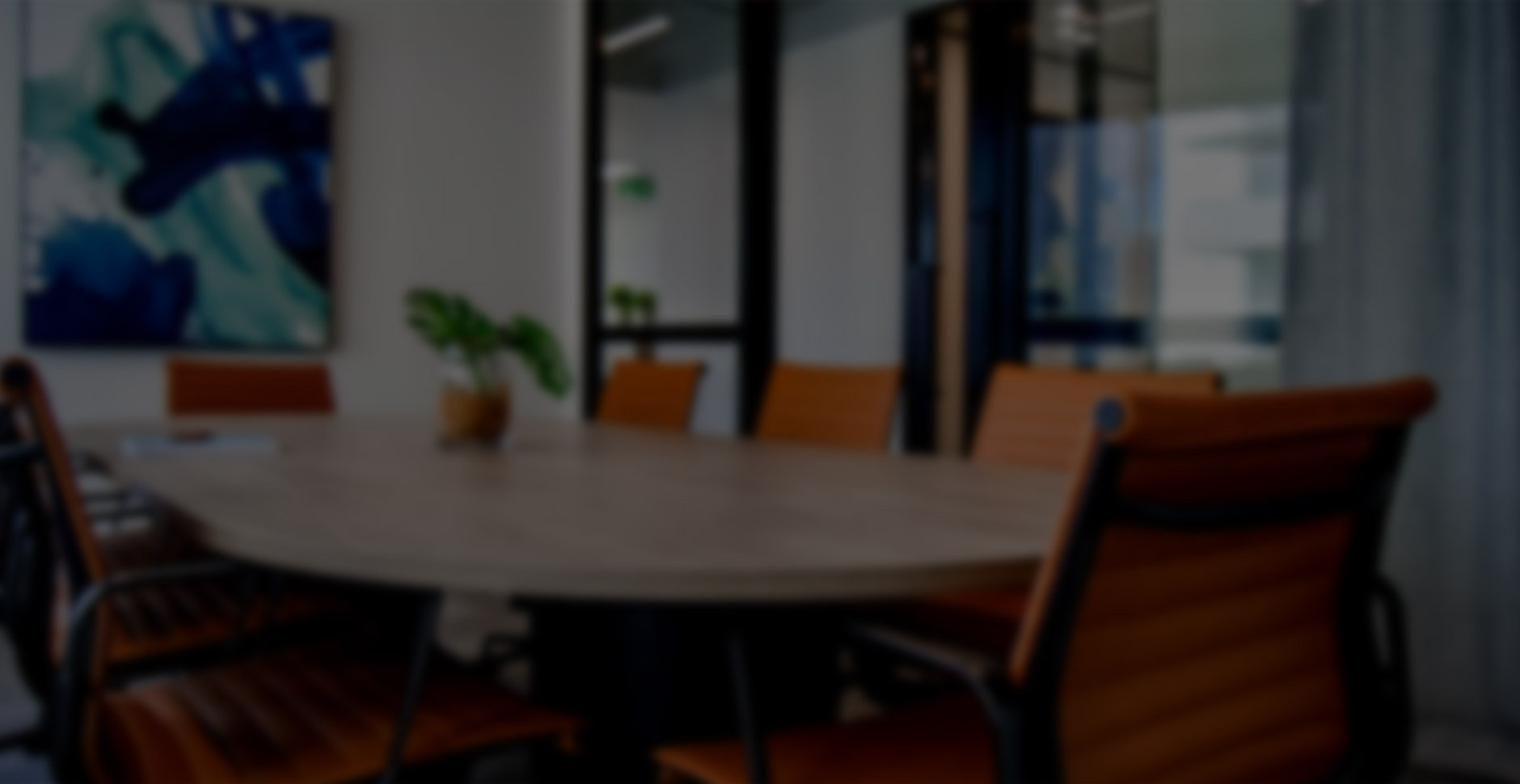 智慧会议室 武智科技 舒适艺术化智慧办公环境 智能会议空间;描述：武智科技智慧会议室，通过艺术化布置与绿植营造舒适氛围，打造智能高效的会议空间。