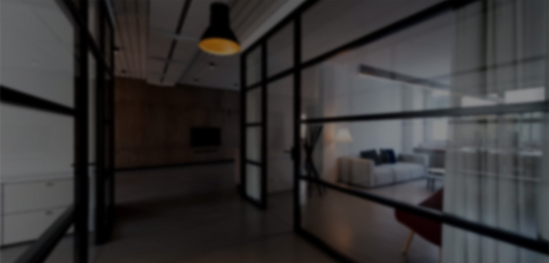 关键词：办公区域隔断，智慧办公空间布局，深圳市武智科技
  描述：深圳市武智科技智慧办公空间中的玻璃隔断区域，实现空间的合理划分与通透感平衡，既保障办公私密性，又保持视觉与空间的开放流畅。