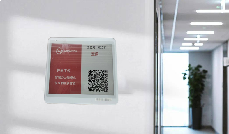 关键词:智慧工位状态面板、共享工位管理、二维码交互、工位实时状态显示
描述:智慧工位的状态显示面板,清晰展示工位号、“空闲” 状态及共享工位相关信息,搭配交互二维码,实现工位实时状态查看与快捷操作,是智慧办公场景下工位管理的核心交互终端。